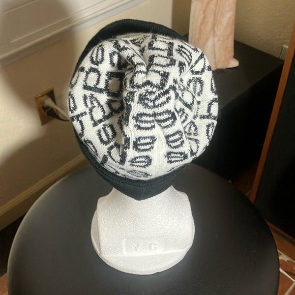 🖤🤍BEBE Black, Silver & White Asymmetric Knit Acrylic Beanie Winter Hat Size OS - Picture 3 of 6